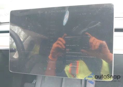 2024 Tesla Model Y z USA, uszkodzony, nr VIN 7SAYGDED6RF098275